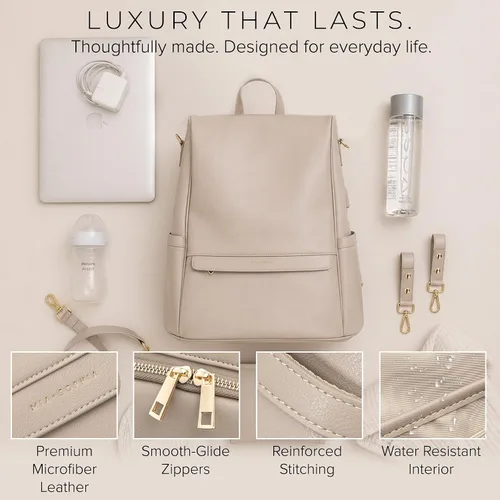 Miniatura 8 de MIA + SOPHIA Mochila de cuero para pañales con puerto de carga USB, cambiador, correas para cochecito y portabotellas (Marrón Mia)