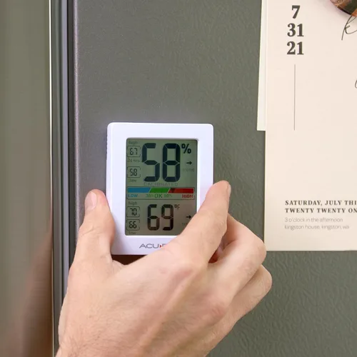 Miniatura 3 de AcuRite Medidor de humedad higrómetro y termómetro digital para interiores con medidor de temperatura y medidor de humedad, termómetro de Blanco