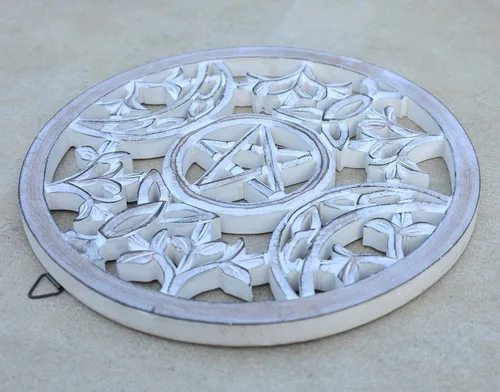 Miniatura 4 de DharmaObjects Arte colgante hecho a mano con triple luna pagana y wicca (blanco)