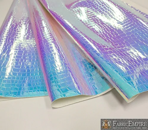 Fabric Empire Tapicería de vinilo en relieve cocodrilo holográfico brillante tela azul claro 54 pulgadas de ancho vendido por The Yard