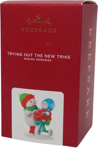 Miniatura 4 de Hallmark Keepsake Adorno de Navidad 2020, haciendo recuerdos muñecos de nieve probando el nuevo triciclo (1699QXR9144)