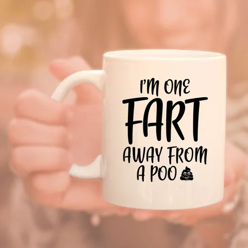 Miniatura 6 de Veracco Taza de café de cerámica blanca con texto en inglés "I One Fart Away From A Poo" - Divertido regalo de cumpleaños para alguien que ama beber
