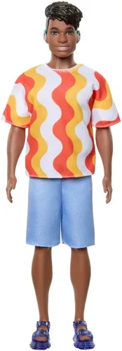 Muñeco Barbie Fashionistas Ken #220 con audífonos detrás de la oreja y cuerpo ancho usando una camisa de patrón naranja removible, pantalones cortos