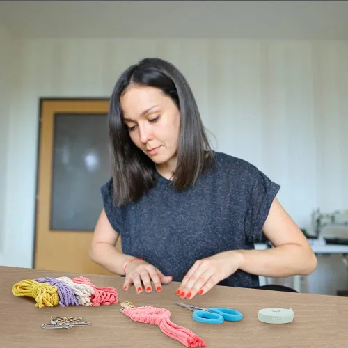 Miniatura 5 de INFUNLY Juego de 4 llaveros de macramé con forma de corazón, mini llaveros de macramé estilo bohemio para bolsas de macramé, colgantes de corazón