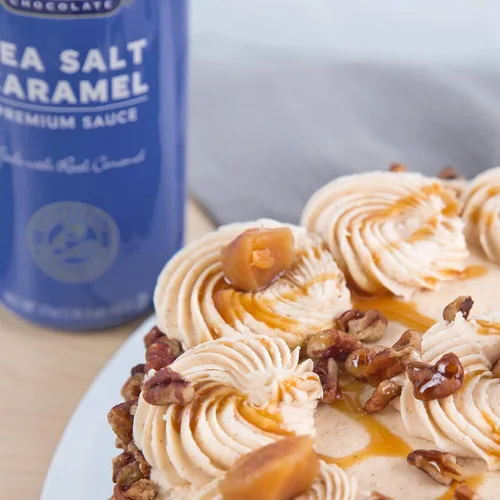 Miniatura 5 de Ghirardelli Salsa con sabor a caramelo de sal marina, botella exprimible de 16 onzas con cuchara de barista estampada Ghirardelli