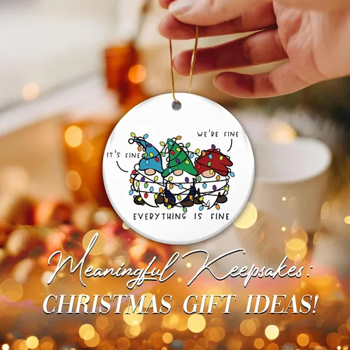 Miniatura 8 de Divertido adorno de gnomo 2025 – «Everything is Fine» gnomos enredados con luces – Lindo regalo de humor navideño para amigos, familiares