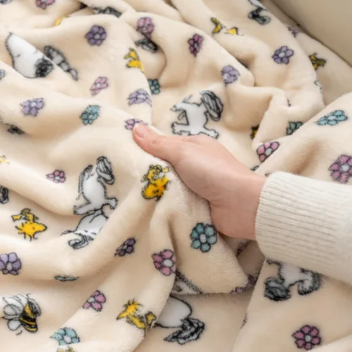 Miniatura 6 de Berkshire Blanket Manta de felpa de terciopelo Peanuts® VelvetLoft® con personaje encantador de Snoopy, lienzo grande Peanuts Woodstock Snoopy