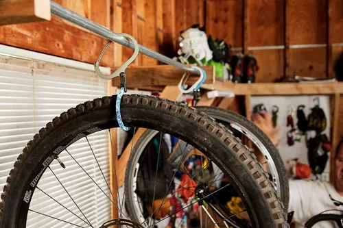 Miniatura 10 de GEAR AID HEROCLIP (grande) mosquetón y clip de gancho para colgar artículos de alta resistencia, mochilas de camping, maletas, kayaks, bicicletas