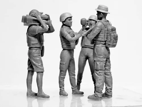 Miniatura 5 de ICM 35751 - Periodistas en guerra (4 figuras) - Escala 1:35