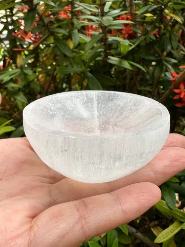 GAF TREASURES Cuenco de selenita circular de 2.5 pulgadas, cristal de selenita tallado con piedras preciosas, cuenco de meditación, cuenco de reiki,