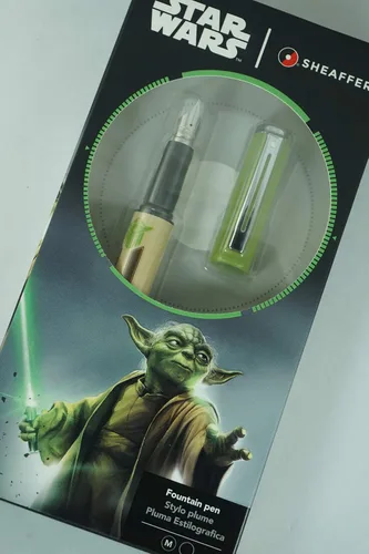 Miniatura 5 de Sheaffer Star Wars Yoda con diseño temático de Yoda y detalles de personajes auténticos, detalles pulidos de gel