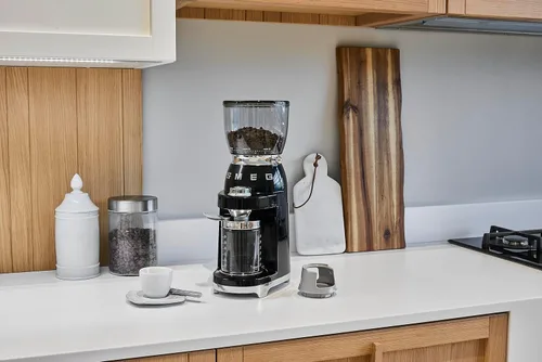 Miniatura 6 de SMEG CGF11 Molinillo de Café Estilo Retro – Molino de Fresas con 30 Ajustes de Molienda, Fresas Cónicas de Acero Inoxidable, Tolva Extraíble – Negro