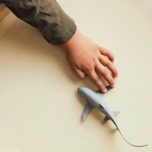 Miniatura 7 de Safari Ltd - Figura de tiburón trillador realista de 6.75 pulgadas, juguete educativo para niños, niñas y niños a partir de 3 años