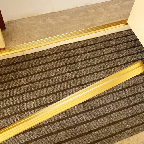 Miniatura 9 de Tira de puerta de transición para escalones de puerta, rampa de entrada de metal de 1.0 in, borde de alfombra estrecha, color dorado, umbral bajo