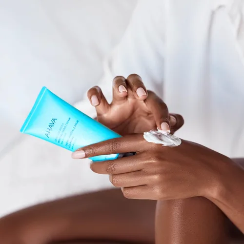 Miniatura 5 de AHAVA Crema de Manos Mineral de Agua del Mar Muerto - Hidratante de Manos para Manos Secas Agrietadas, Absorción Ligera y Rápida, Enriquecida