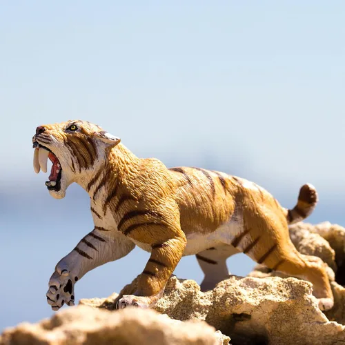 Miniatura 8 de Safari Ltd. Smilodon Figura de tigre dentado de sable de 4 pulgadas, juguete educativo para niños, niñas y niños a partir de 3 años