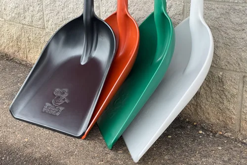 Miniatura 8 de Bully Tools Pala de nieve de polietileno, pala de polietileno resistente para limpiar pasillos, herramienta de plástico ligera para cubiertas Negro