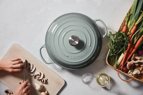 Miniatura 5 de Le Creuset Signature Cacerola de hierro fundido esmaltado, 3.5 cuartos de galón, color gris claro azulado (Sea Salt)