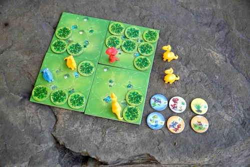 Miniatura 4 de Jurassic Snack: divertido juego de mesa para jugar contra amigos y familiares, mantén tus dinosaurios vivos y alimentados para ganar, divertido