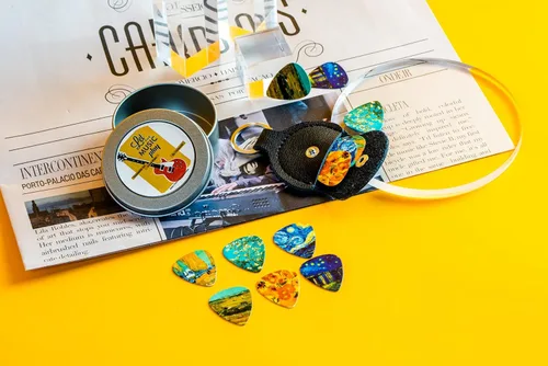 Miniatura 5 de Púas de guitarra Cheliz 12 púas de celuloide de calibre medio en una caja con soporte para púas. Regalo único de guitarra para bajo, guitarras Van