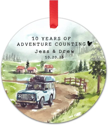 Yippee Daisy Adorno de campamento personalizado – 10º aniversario para él y ella – 10 años casados juntos – Adorno de Navidad para parejas – 2025 –