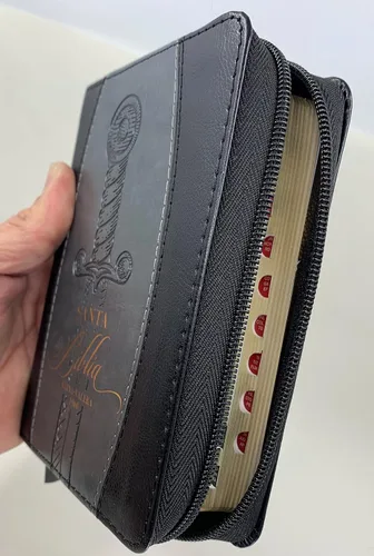 Miniatura 2 de Biblia tamaño compacta RVR.1960 piel espada negra gris con índice cierre 8 puntos Imitation Leather – 1 Enero 2022