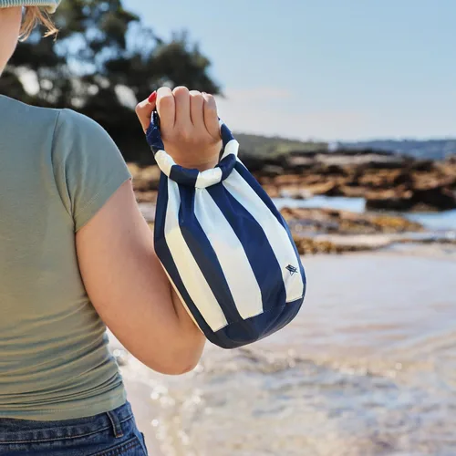 Miniatura 8 de Dock & Bay Bolsa seca impermeable mediana – Capacidad de 5 litros, bolsa impermeable con clasificación IP66 con cierre superior enrollable y clip