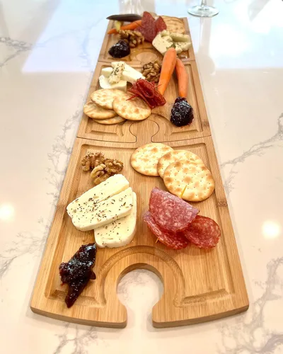 Miniatura 5 de Juego de tablas de embutidos de bambú, diseño único de piezas de rompecabezas con soporte para copas de vino, tabla de quesos de charcutería