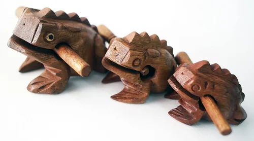 Guiro Instrumentos Musicales de Percusión de Madera 3 Piezas, Set de 3 Ranas Güiro de Madera Natural 10-3.1-2.0 in (Ovillo Regalo de Oveja)