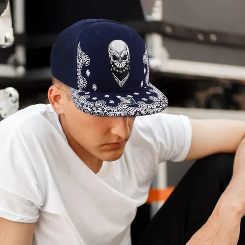Miniatura 4 de Trendy Apparel Shop Bandana de calavera bordada con estampado de cachemira