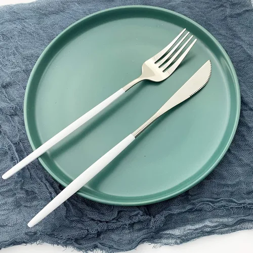 Miniatura 7 de Juego de cubiertos plateados con mango blanco, 24 piezas de acero inoxidable brillante, cubiertos para 6, aptos para lavavajillas Mango blanco plata