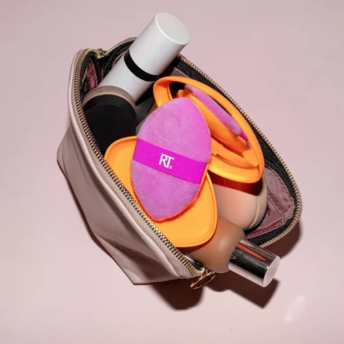 Miniatura 14 de Real Techniques Miracle 2 en 1 borla de polvo + estuche de viaje, borla de mezcla de maquillaje de doble cara, banda elástica, esponja de maquillaje
