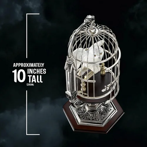 Miniatura 4 de The Noble Collection Harry Potter Hedwig miniatura en jaula – Escultura de búho nevado de resina en pedestal de metal y madera – Set de película