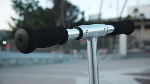 Miniatura 6 de Razor A5 DLX Patinete para niños de 8 años en adelante - Ruedas de uretano de 8", plegable, manubrio anti-traqueteo, para ciclistas de hasta 220 lbs
