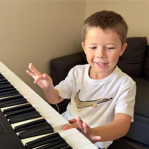 Miniatura 8 de Artesia Teclado de piano digital portátil de 61 teclas con teclas semipesadas de tamaño completo, paquete para principiantes con pedal de sustain