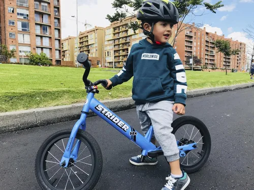Miniatura 9 de Strider 14x - Bicicleta de equilibrio para niños de 3 a 7 años - Incluye agarres personalizados, asiento acolchado, reposapiés de rendimiento