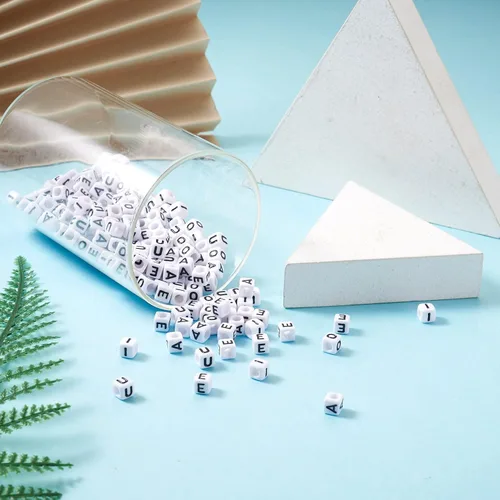Miniatura 7 de FASHEWELRY 500 cuentas de letras acrílicas en forma de cubo vocal de 0.236 x 0.236 pulgadas, cuentas blancas del alfabeto con iniciales A/E/I/O/U