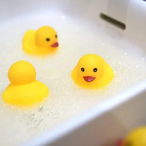 Miniatura 6 de CICITOYWO Patos de goma amarillos, 7 piezas de juguetes de baño grandes preescolares para tina, patos flotantes, regalo para baby shower, bebés