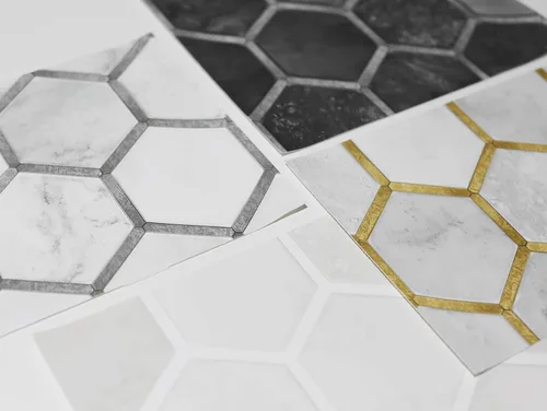 Miniatura 8 de NextWall Papel pintado geométrico hexagonal con incrustaciones para despegar y pegar (negro cósmico y plateado)