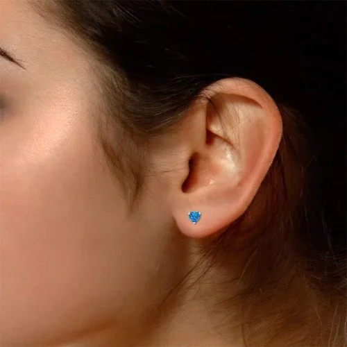Miniatura 5 de Aretes de tuerca con piedra natal simulada en forma de corazón en oro blanco de 14 quilates sobre plata esterlina, regalo para ella