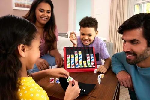 Miniatura 2 de Mattel Games UNO Quatro - Juego con fichas de colores y cuadrícula de plástico para adultos, familia y fiestas, de 2 a 4 jugadores a partir de 7 años