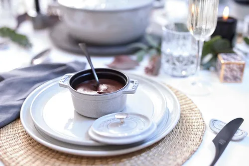 Miniatura 3 de Staub Mini cocotte redondo de hierro fundido .25 cuartos de galón - Trufa blanca, fabricado en Francia blanco (White Truffle)