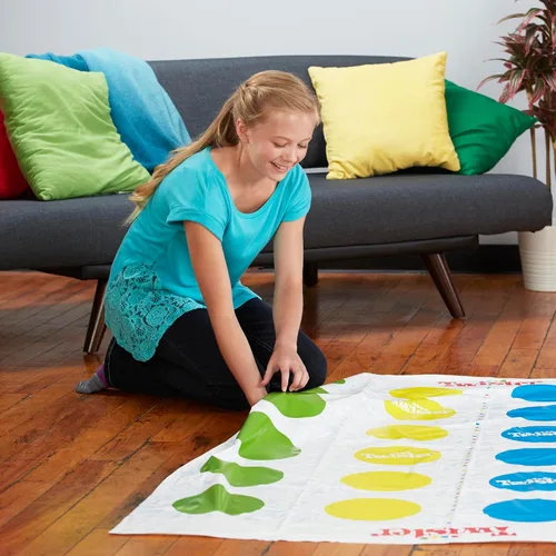 Miniatura 10 de Hasbro Gaming Twister Ultimate: Tapete más grande, más puntos de colores, juego familiar de fiesta para niños de 6+ años; compatible con Alexa