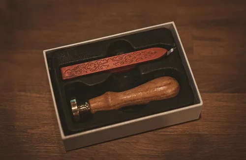 Miniatura 3 de Sello de cera masónico con caja y palo de cera (cuadrado y brújula)