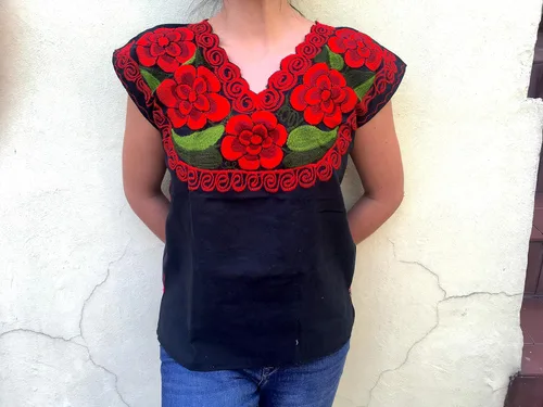Miniatura 4 de Casa Fiesta Designs Blusa mexicana floral - Auténtica blusa bordada de Chiapas, hecha a mano, color negro con flores rojas, Negro