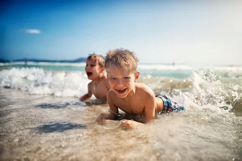 Miniatura 5 de BRISIRA Traje de baño para niños pequeños, antirozaduras, pantalones cortos de natación para niños con forro de compresión