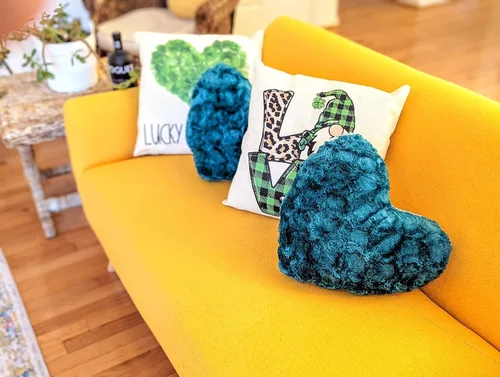 Miniatura 3 de DaDa Bedding Almohada de piel sintética con forma de corazón de ensueño hecha a mano, cojín de lujo verde esmeralda de la suerte con inserto cosido