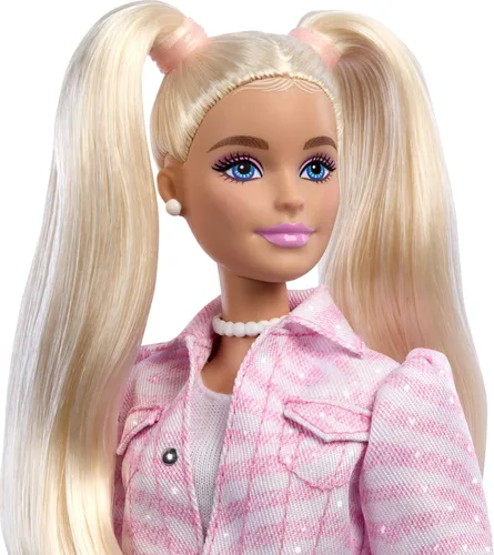 Miniatura 3 de Barbie Muñeca de Estilo Deluxe #9 en Atuendo de Mezclilla Rosa, Cabello Rubio, Conjunto de Chaqueta y Falda a Juego con Accesorios como Clutch