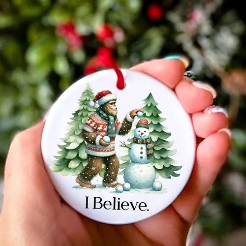 Miniatura 2 de Bigfoot Adorno de Navidad – Adorno de Sasquatch – Regalos de Pie Grande para niños, hombres y mujeres – Mercancía de pie grande – Adornos de Navidad