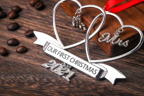 Miniatura 2 de JUPPE Adorno de Metal Personalizado Nuestra Primera Navidad como Sr. y Sra. Grabado Adorno Personalizado de Recién Casados para Árbol de Navidad